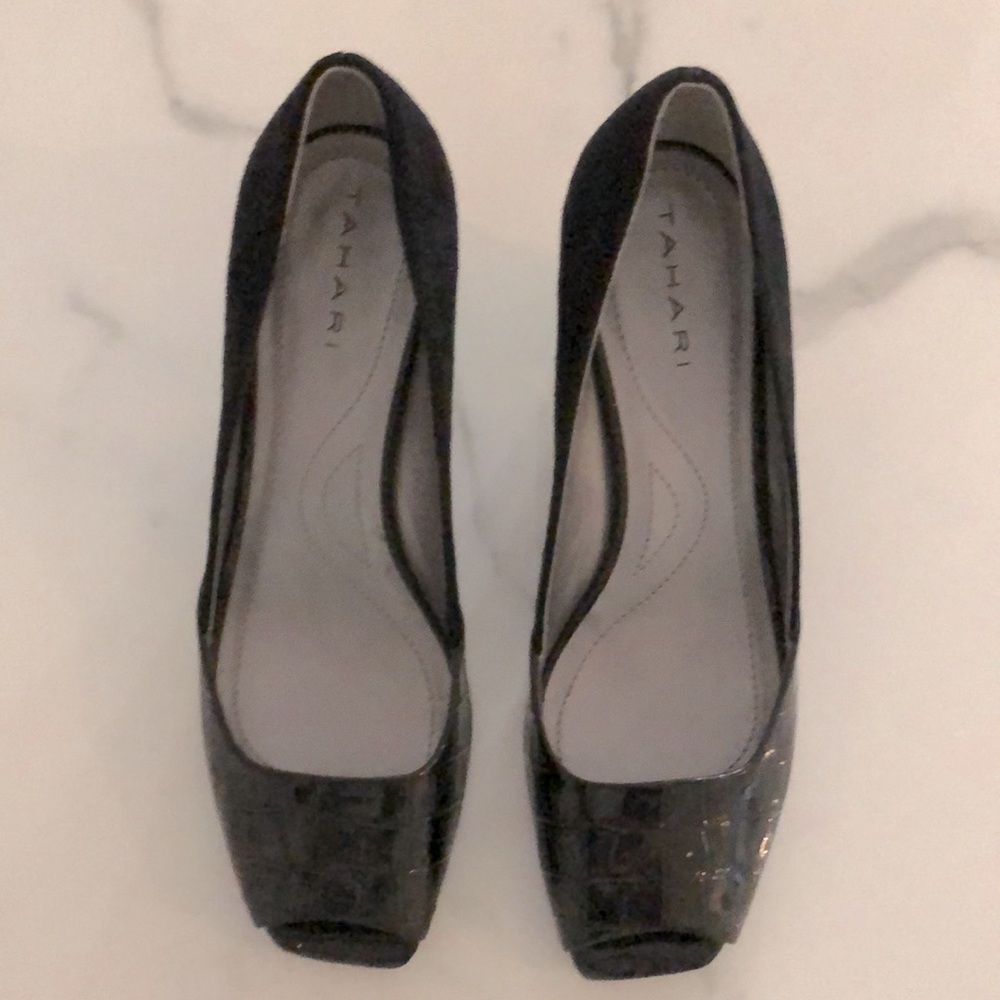 Tahari 61/2 black leather open toed shoes.